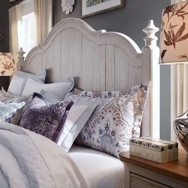 Letto a baldacchino King in bianco antico e castagno "Farmhouse Reimagined"