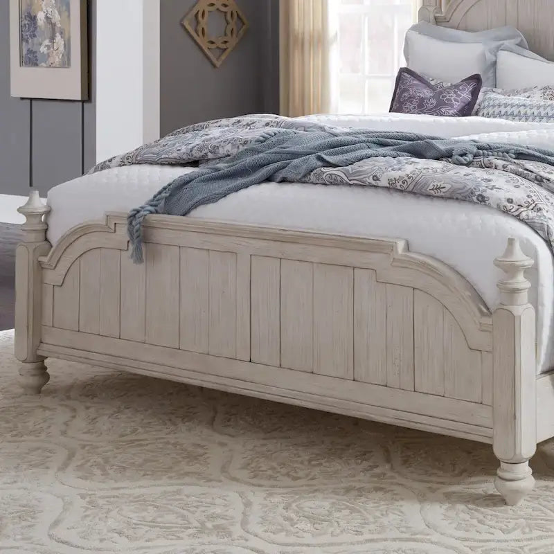 Letto a baldacchino King in bianco antico e castagno "Farmhouse Reimagined"