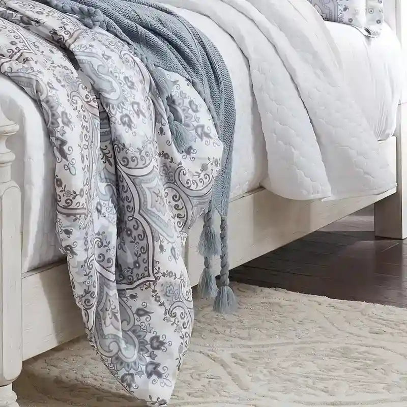 Letto a baldacchino King in bianco antico e castagno "Farmhouse Reimagined"