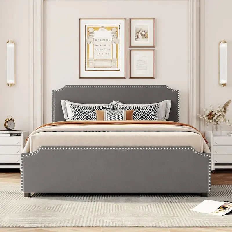 Letto a piattaforma imbottito in velluto con testiera e pediera con borchie e 4 cassetti, non richiede rete a doghe